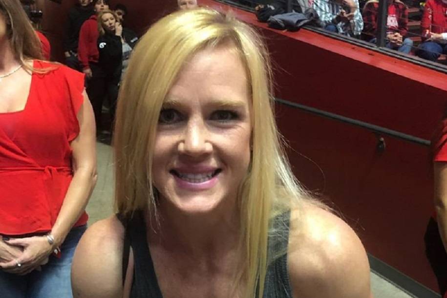 Холм показала свои формы