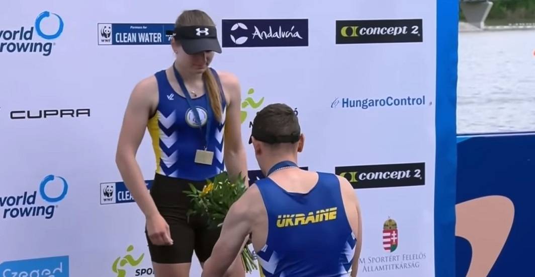 Она сказала – да! Украинец во время церемонии награждения сделал предложение возлюбленной