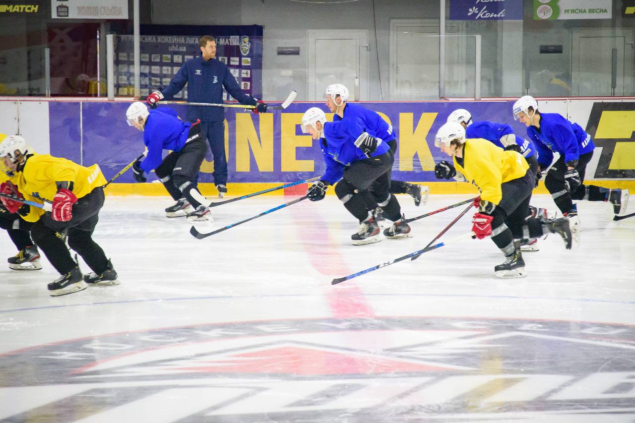 « Дніпро » провів тренування на « Альтаїрі » перед початком серії з « Донбасом »