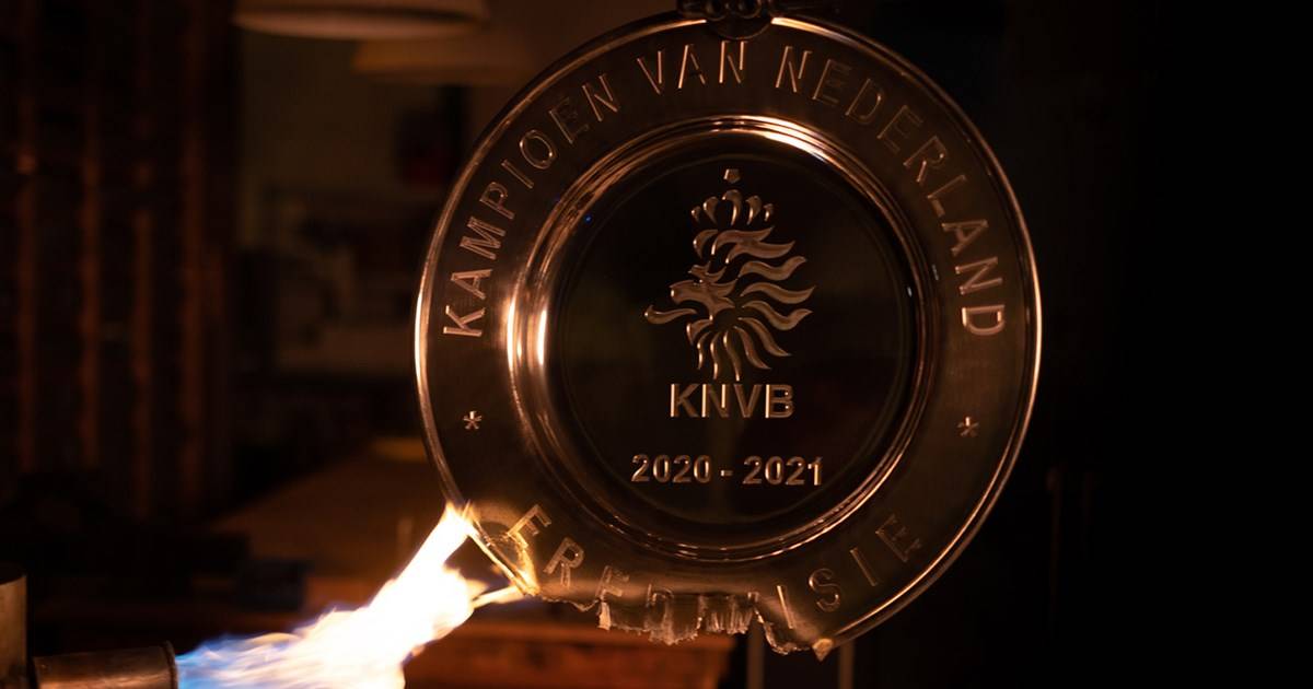 « Аякс » розтопив чемпіонський трофей і роздав уболівальникам по частині