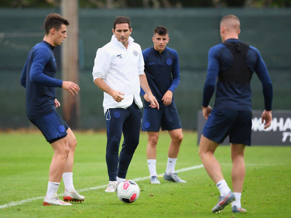 Футболисты клубов АПЛ будут тренироваться в масках