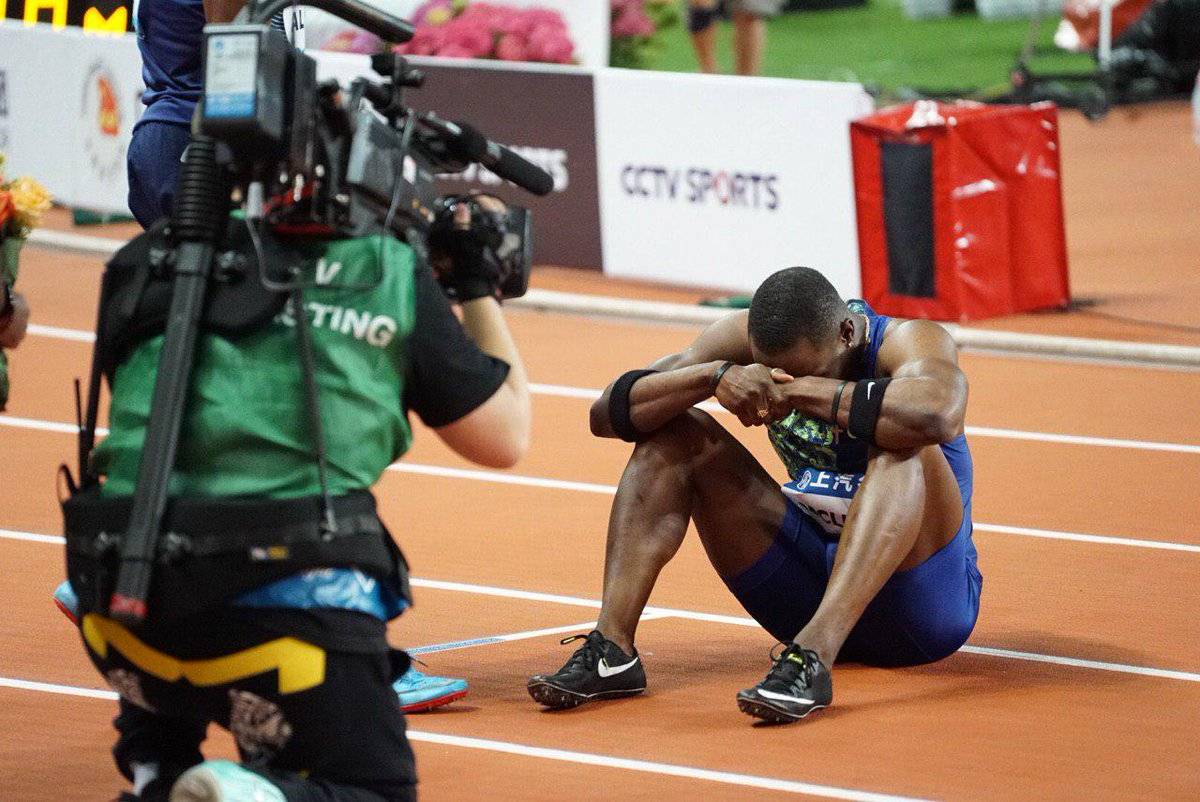 «Этот забег был для тебя, R.I.P.». Ямайский барьерист выиграл этап «Бриллиантовой лиги» и разрыдался