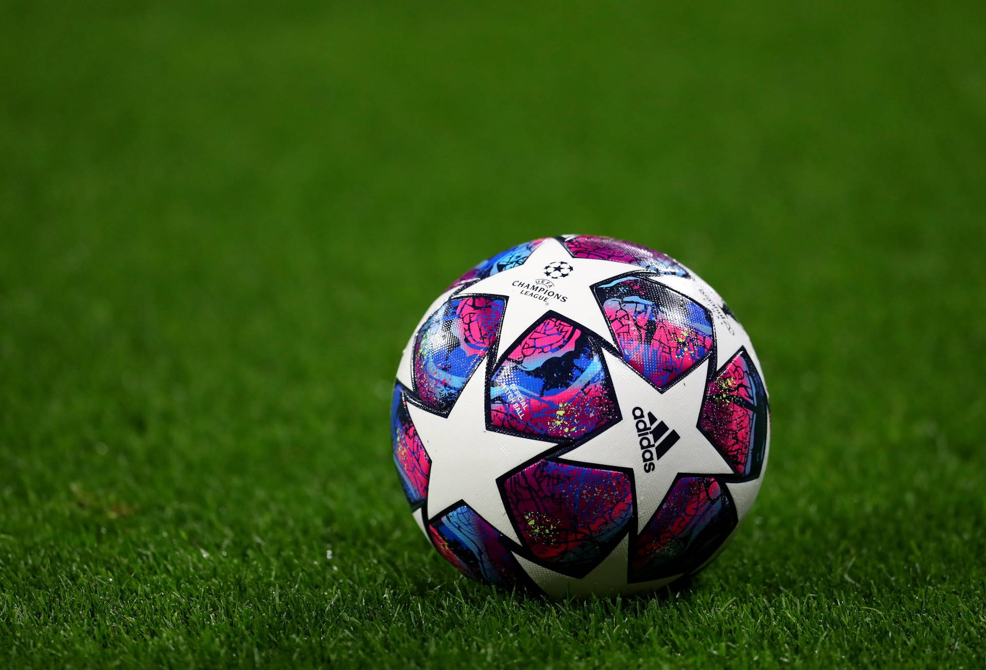 UEFA буде платити клубам більше