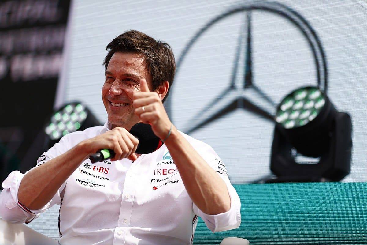 Бос Mercedes: «Ми спробуємо перемогти Хемілтона наступного року»