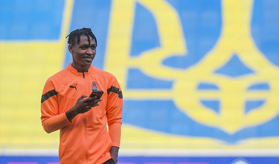 Сенсаційний дебютант Шахтаря у Лізі чемпіонів розповів, з ким спілкується у команді найбільше