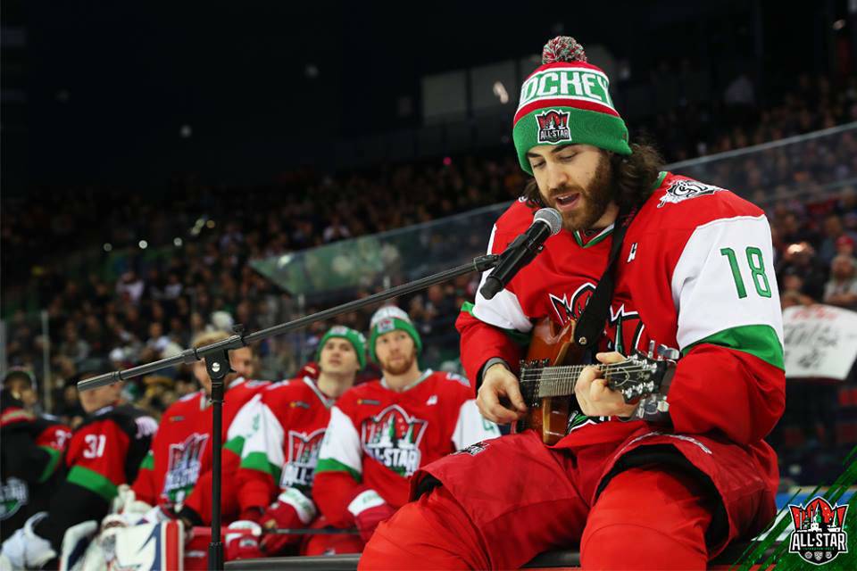 Крутой вокал, матч маскотов, танцы вратаря и тренер, исполняющий буллит