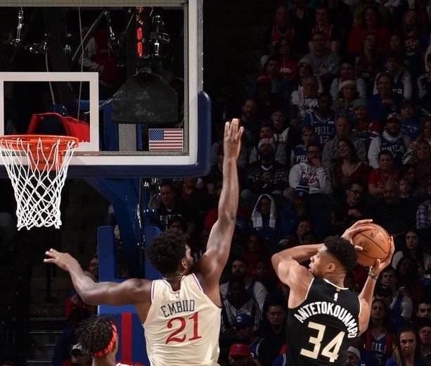 Мощнейший данк Янниса через двух игроков «Филадельфии» — момент дня в НБА