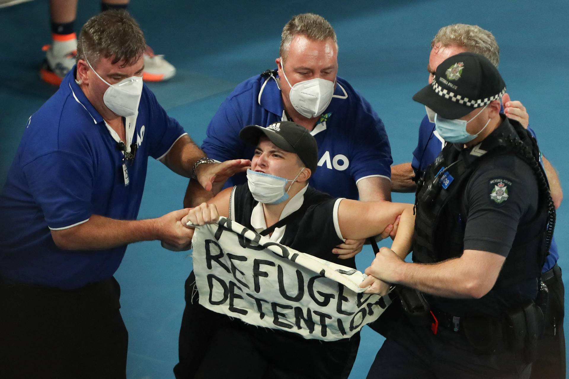 Під час фіналу Australian Open на корт вибіг чоловік з політичним плакатом