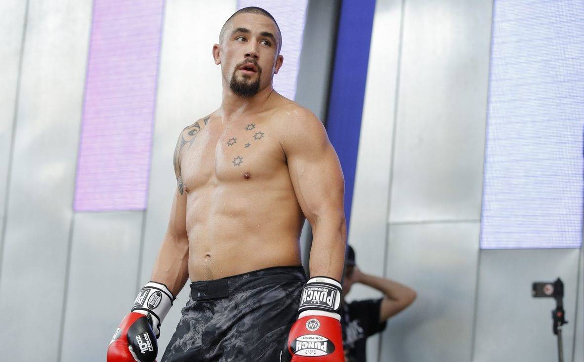 Уиттакер мог сняться с назначенного боя из-за тяжелой болезни дочери