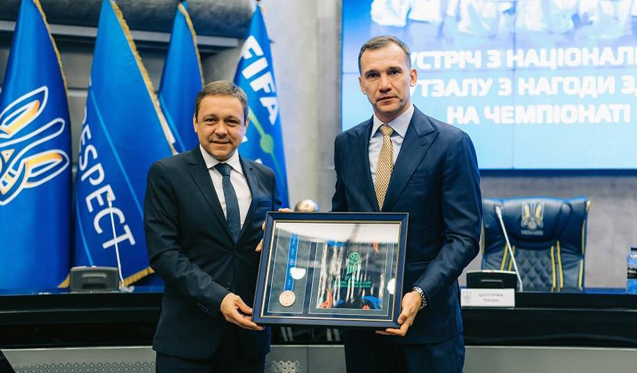 Легендарного футболіста Шевченка нагородили бронзовою медаллю ЧС з футзалу. Як таке можливо?