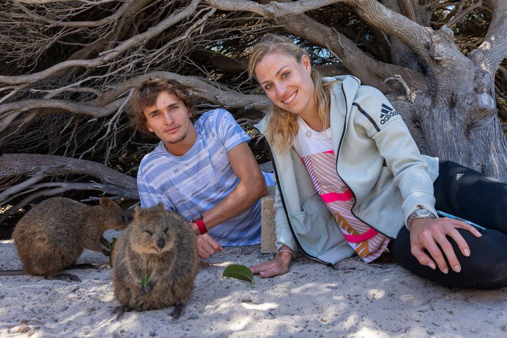 Кербер и Зверев полетали на вертолете и поплавали на лодке