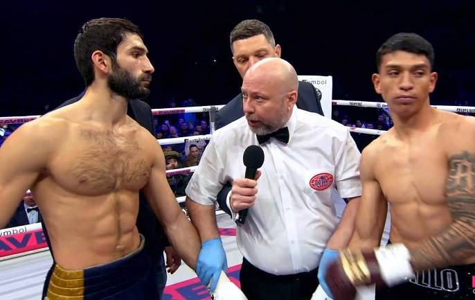 «Слава Україні». Польський рефері привітав боксерів перед початком бою