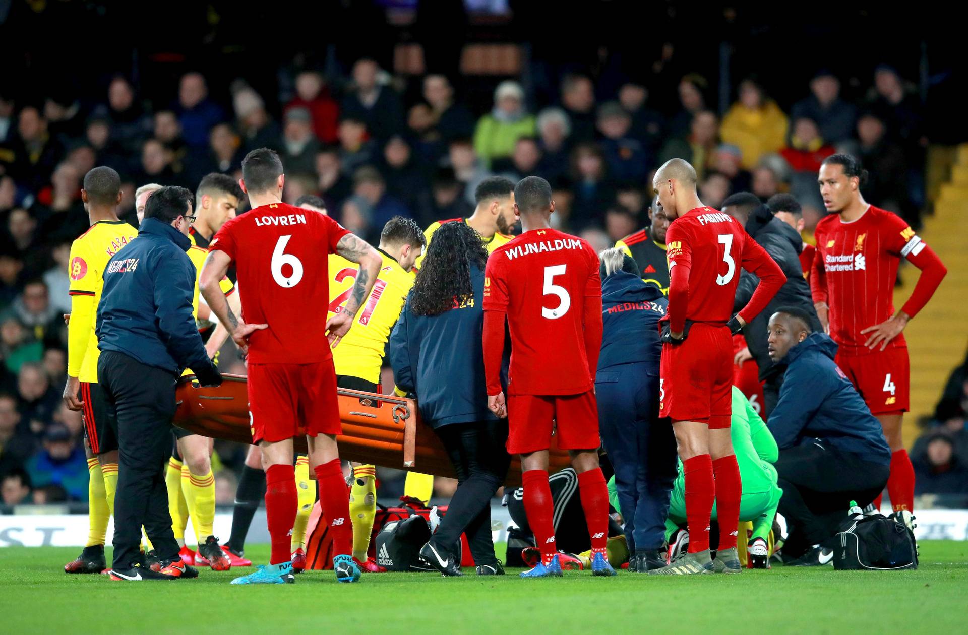 Игрок «Уотфорда» вывернул ногу после столкновения с ван Дейком