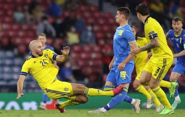 Український арбітр пояснив червону картку Даніельссона після жорсткого удару Бесіда