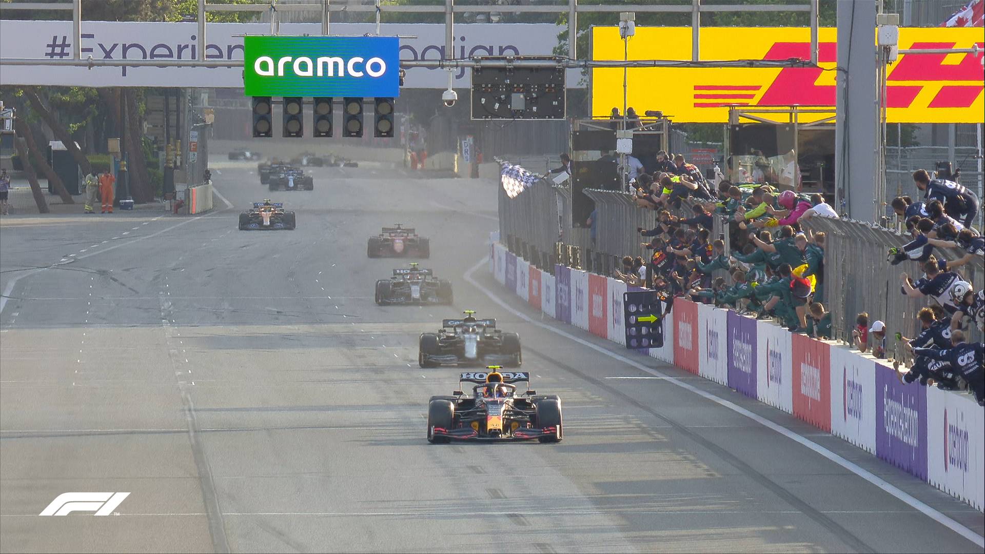 Перес виграв першу гонку в складі Red Bull, Хемілтон не зміг скористатися аварією Ферстаппена