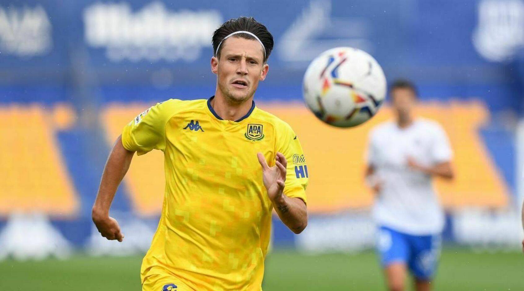 «Дніпро-1» купить на позицію Довбика екс-гравця «Реала»