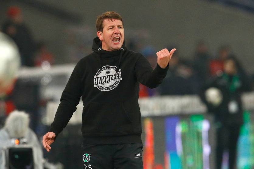 Тренер клуба Чемпионшипа был уволен и отметил это с фанатами в баре