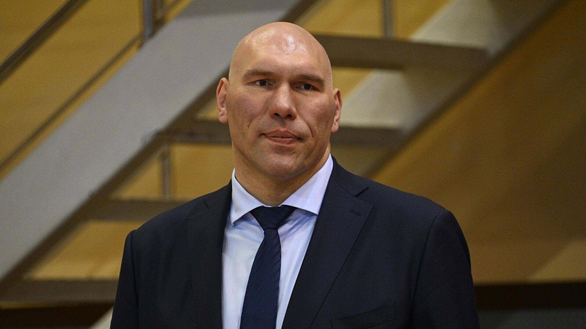 Тупуватий російський депутат і боксер стверджує, що Усика контролює СБУ