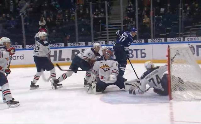 «Кто вратарь? Я за него!» Как полевой игрок сделал работу голкипера и вытащил шайбу из пустых ворот