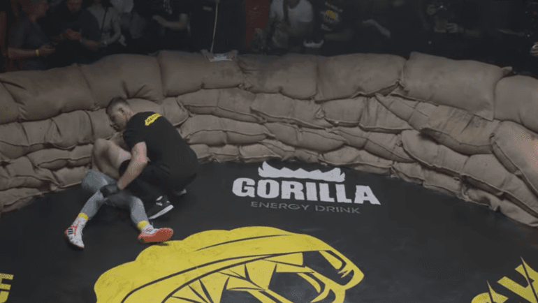 Бесконтактный бой? Боец на голых кулаках рухнул на пол через 10 секунд после удара