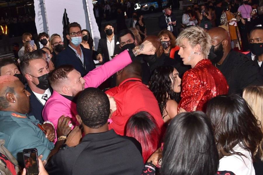 Американские букмекеры начали принимать ставки на бой Макгрегора и рэпера Machine Gun Kelly