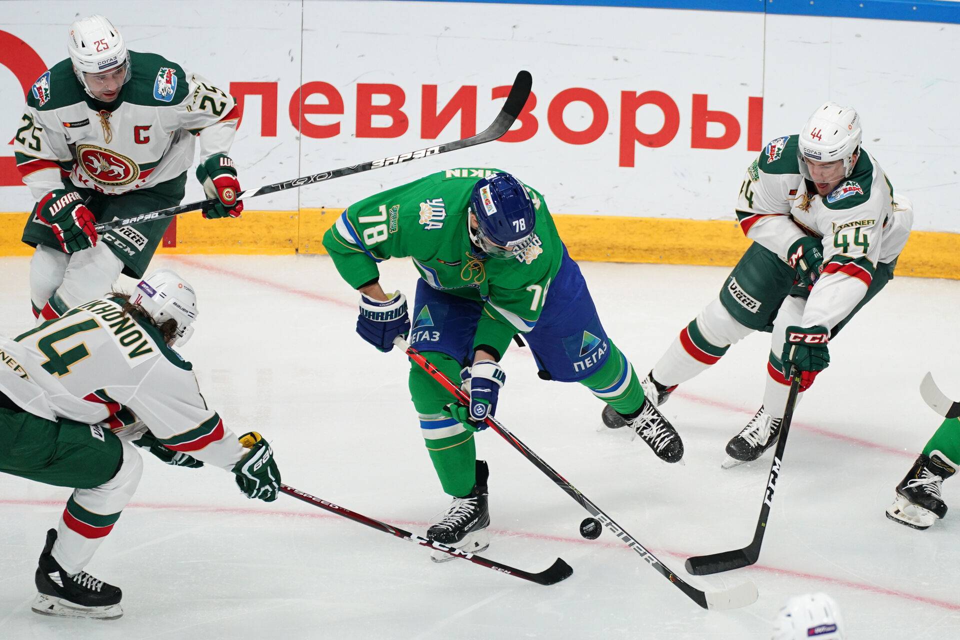 «Салават Юлаев» совершил невозможный камбэк за 6 секунд до конца матча, но все равно уступил «Ак Барсу» по буллитам