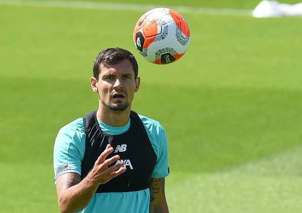 Защитник «Ливерпуля» посвятил чемпионство в АПЛ умершим фанатам