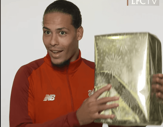 Примерили новогодние шапки и потрясли подарками. Как игроки «Ливерпуля» поздравили болельщиков с праздниками