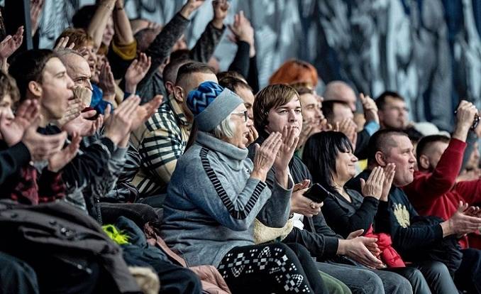 ФБУ повідомила про повернення вболівальників на трибуни