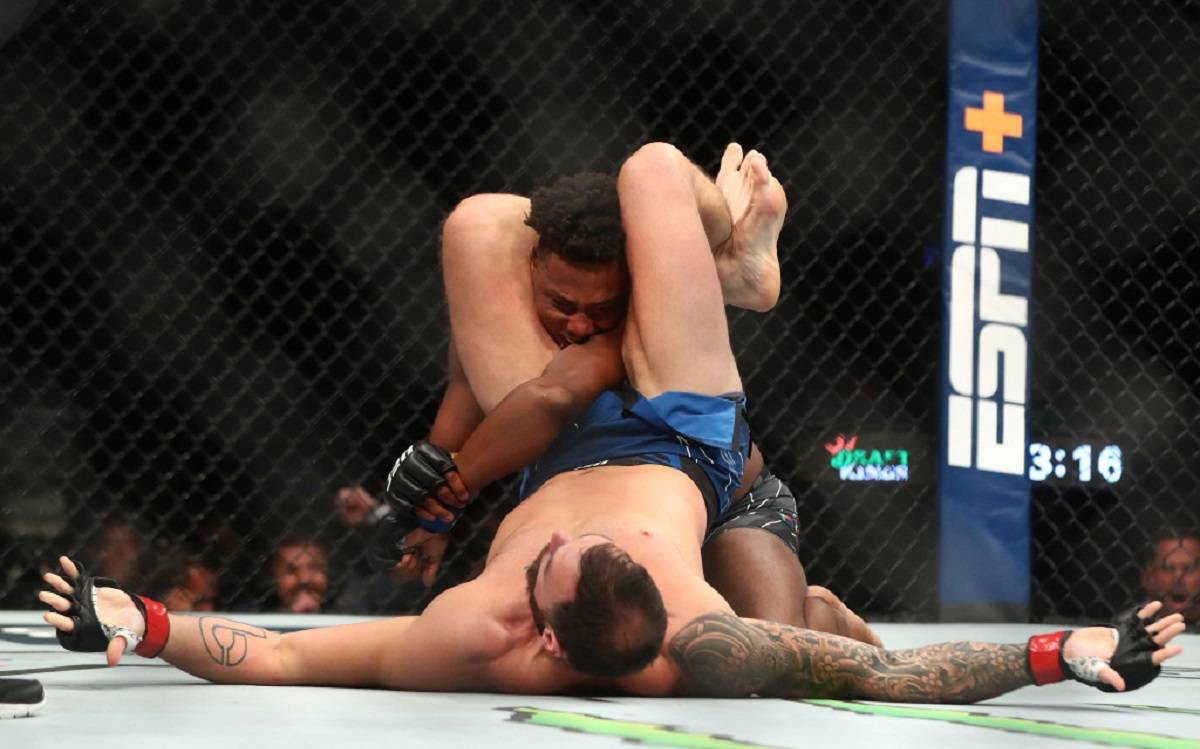 У хлопця хруснула рука. У UFC борець показав ударнику суть больових прийомів. Відео