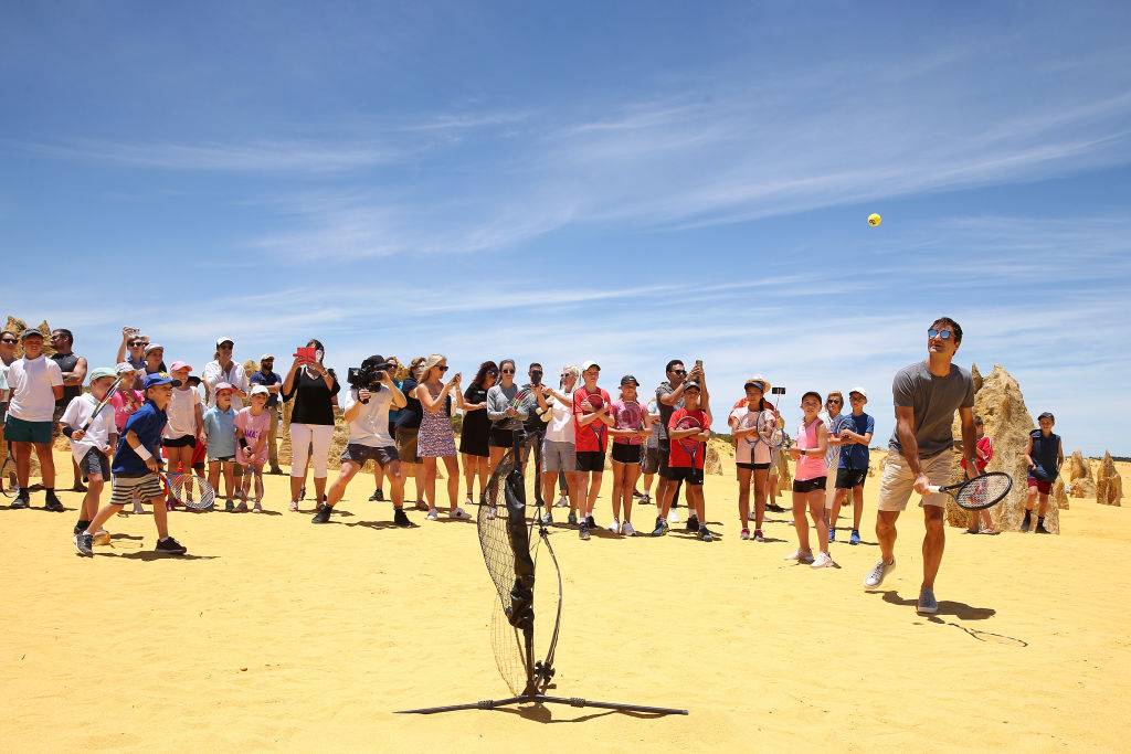 Федерер сыграл в теннис посреди австралийской пустыни