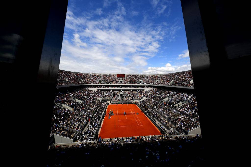 Над центральным кортом Roland Garros завершили возведение крыши