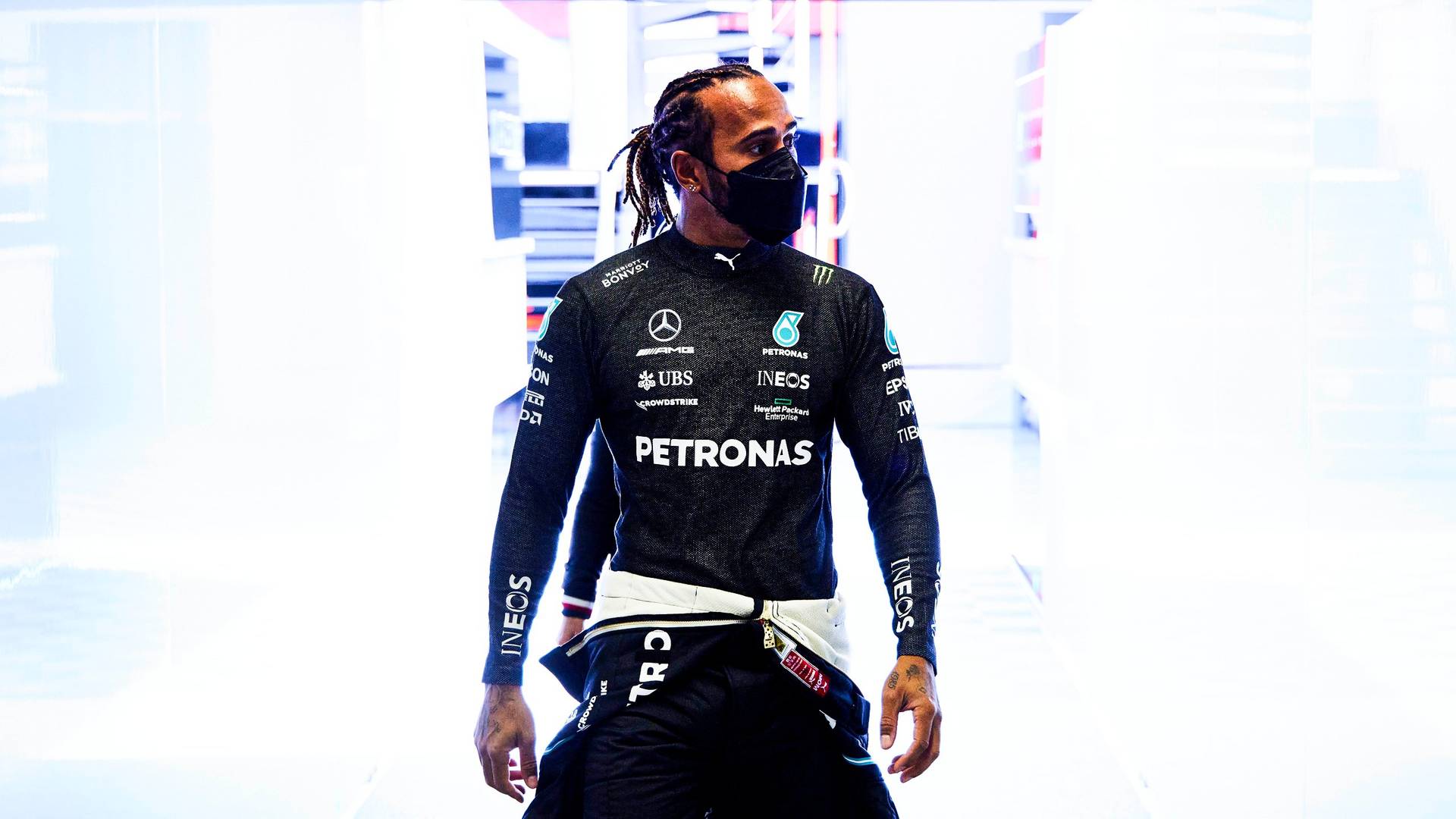 Хэмилтон: «Red Bull быстрее Mercedes в этом году, но они допускают слишком много ошибок»