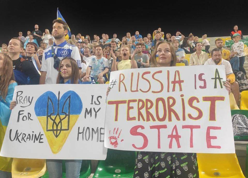 Під час матчу АЕК – «Динамо» стюард відібрав у дівчини плакат з написом «росія – країна-терорист». Відео