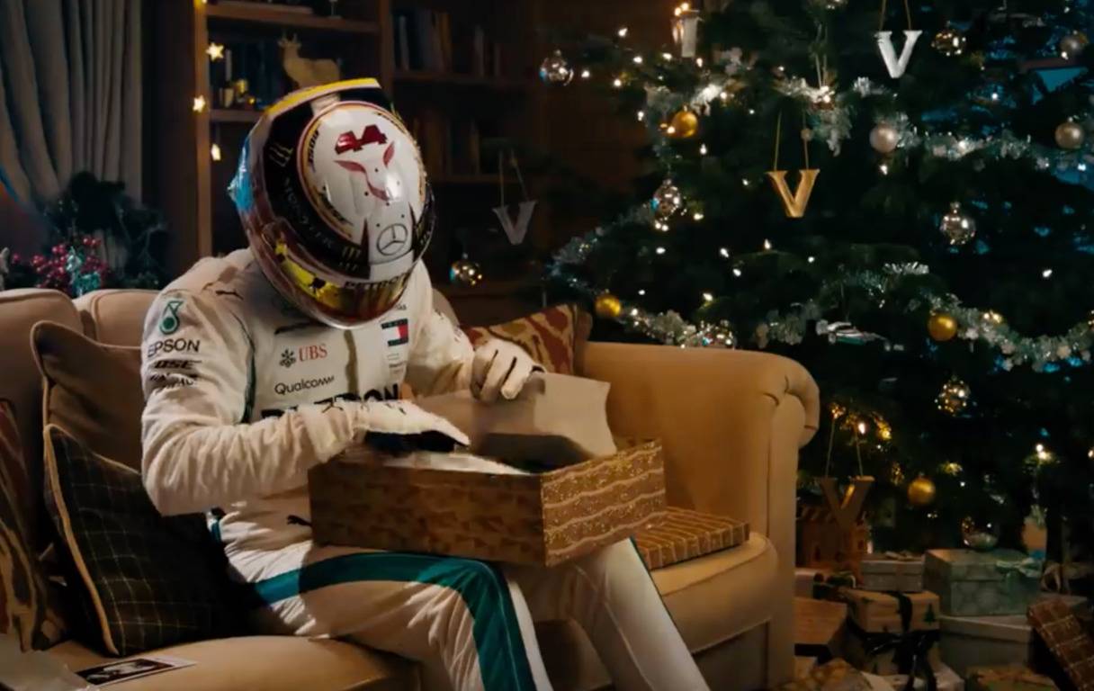 Хэмилтон получил трогательный подарок от Боттаса, но не смог в него влезть 