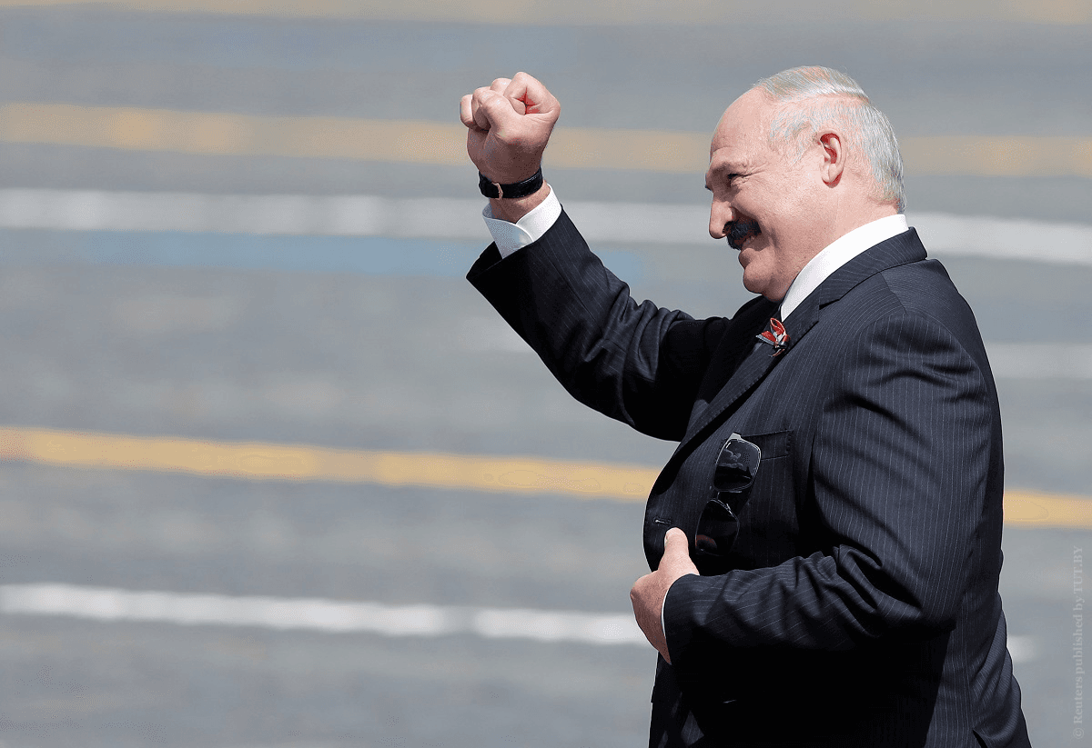 Не став загострювати ситуацію. Лукашенко висловився про заміну прапора Білорусі в Ризі