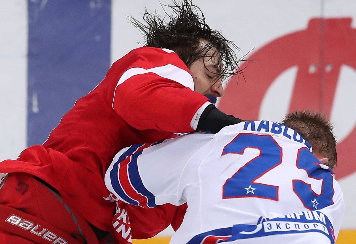Игрок «Спартака» безжалостно избил хоккеиста СКА в кулачном бою