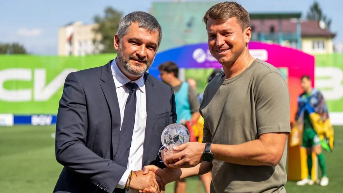 Євген Дикий вручає Руслану Ротаню нагороду найкращому тренеру сезону / Фото - ФК Полісся