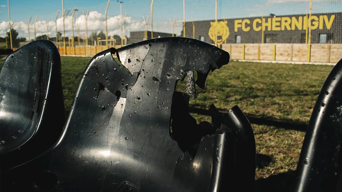 Пошкоджений стадіон Чернігова. Фото: ФК Чернігів