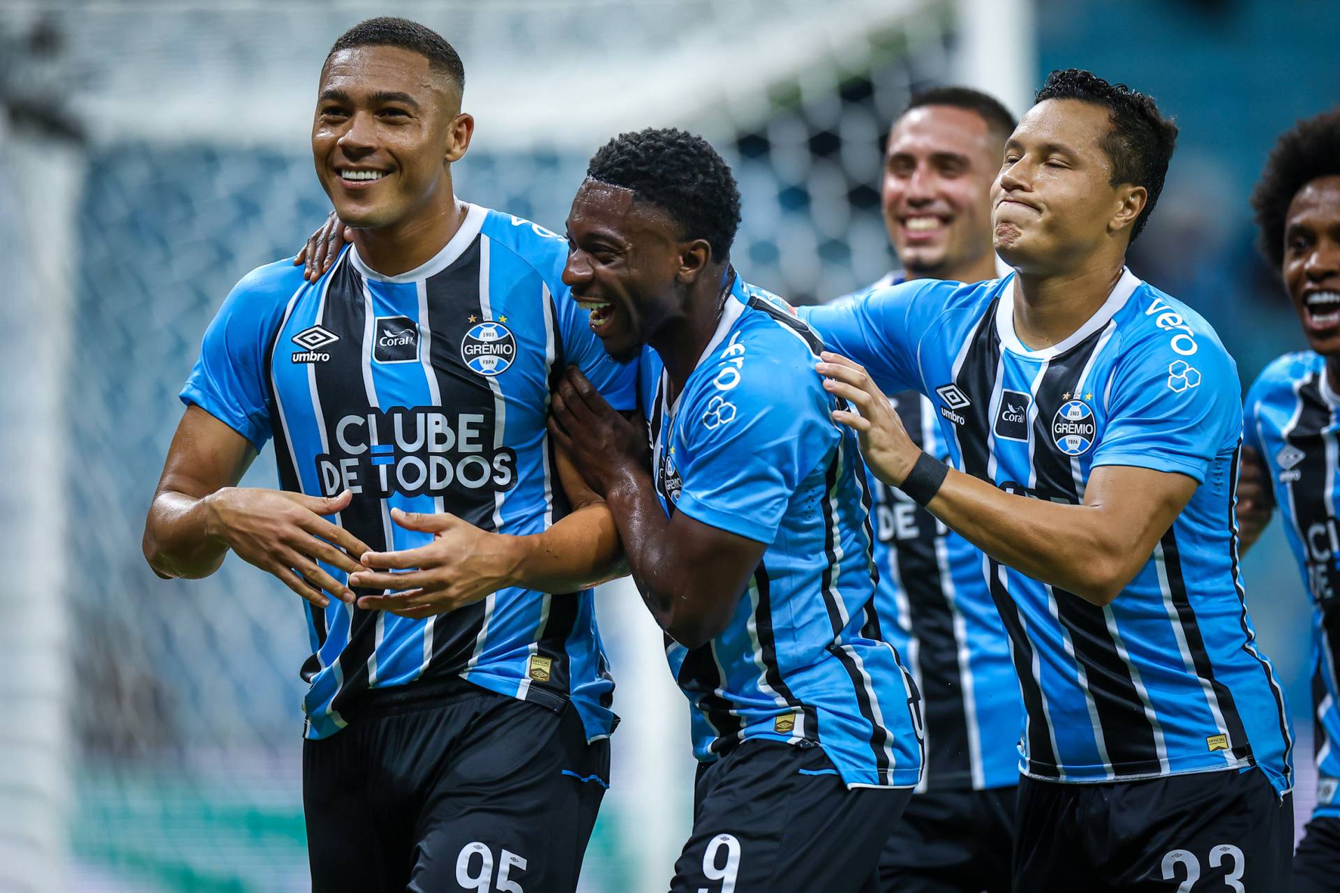 lg-noticias-com-hat-trick-de-carlos-vina-cius--gra-mio-vence-o-botafogo-em-casa-46426