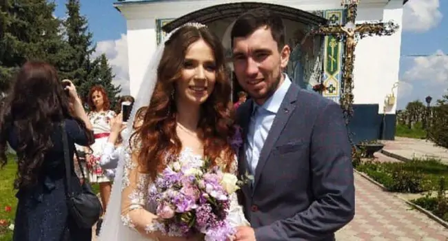 Украинская биатлонистка сыграла свадьбу с Логиновым