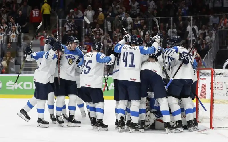 Болельщики сборной Финляндии отпраздновали победу на ЧМ-2019 в фонтане