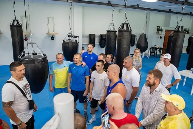 «Надо биться до конца». Усик дал советы украинским боксерам перед Олимпиадой-2024