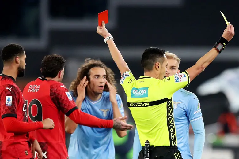 «Команда чувствует, что над ней поиздевались». Лацио получил три красных карточки в матче с Миланом