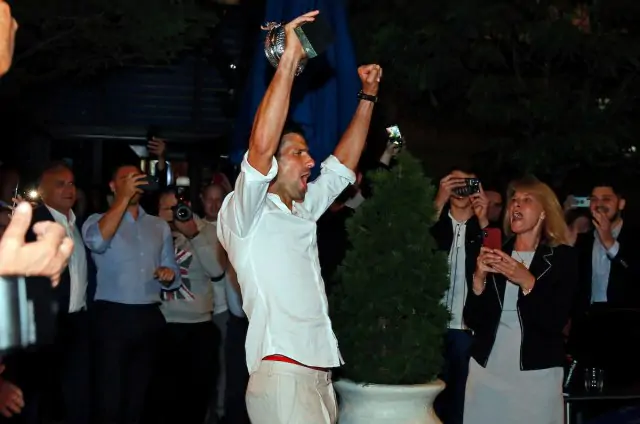 В окружении людей и фейерверков. Джокович отпраздновал победу на Roland Garros
