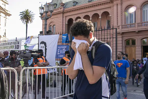 В Аргентине толпы людей пришли попрощаться с Марадоной. Прямая трансляция