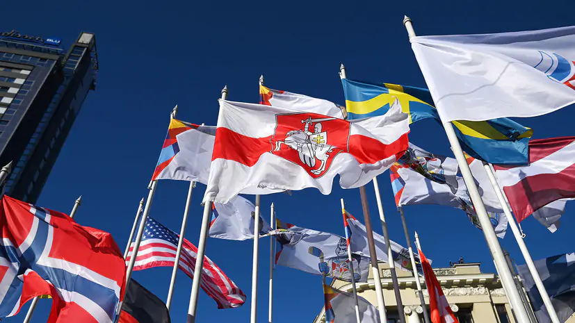 В посольстве Латвии в России не видят недружественного жеста в замене флагов РФ на ОКР