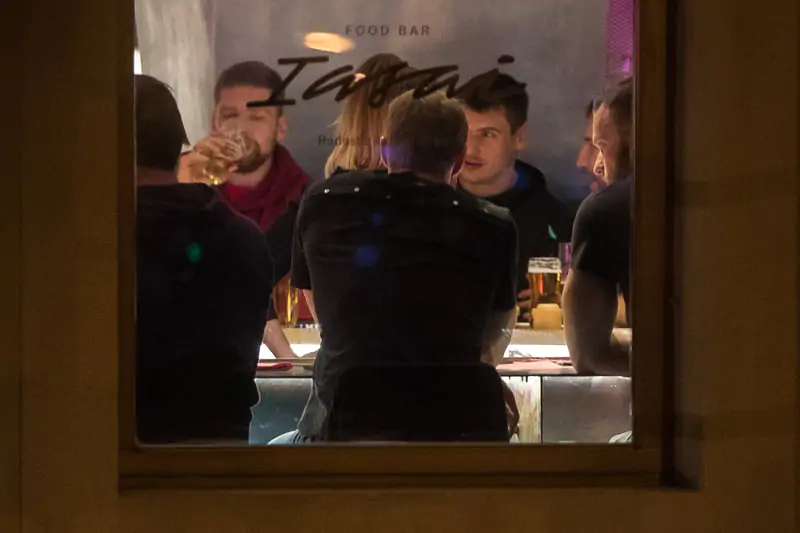 Официант ресторана, где ужинала сборная России, опроверг слухи о выпитом спиртном
