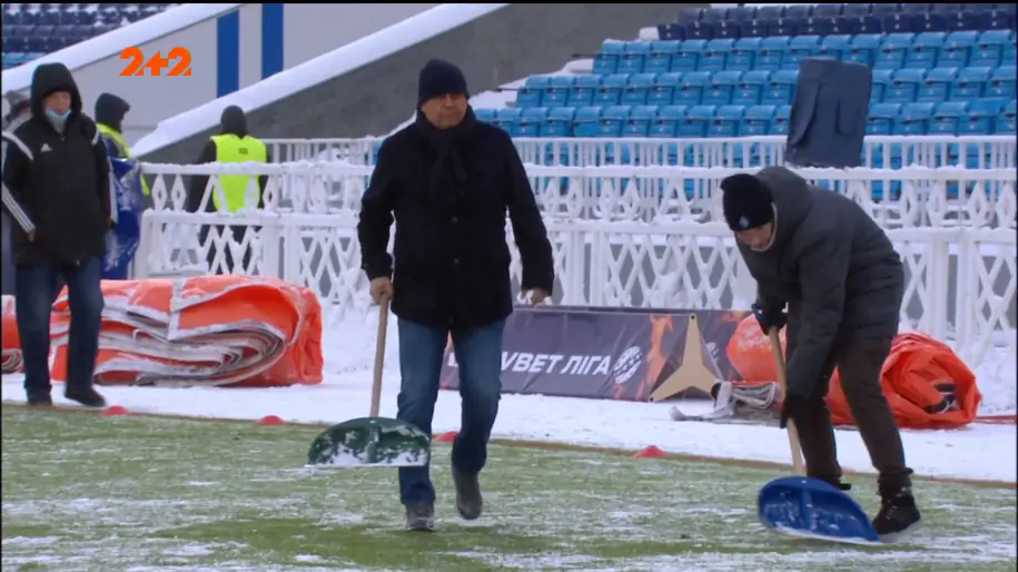 Видео дня. Луческу лично начал убирать снег лопатой перед матчем с «Олимпиком»