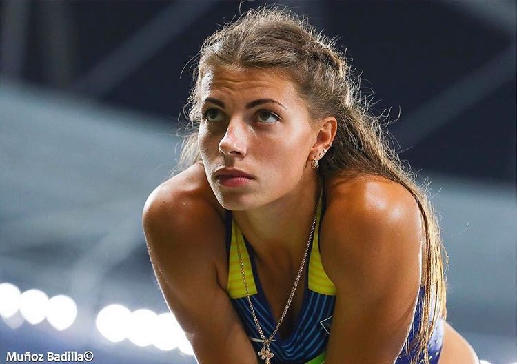 «Какое нравится больше?» Сексуальная украинская легкоатлетка поделилась двумя фото в купальнике